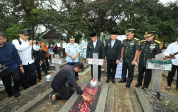 Tangis Kerinduan Taufik Tumbelaka dan Rangkulan Hangat Gubernur Yulius Selvanus di Pusara Gubernur Pertama Sulawesi Utara