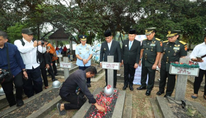 Tangis Kerinduan Taufik Tumbelaka dan Rangkulan Hangat Gubernur Yulius Selvanus di Pusara Gubernur Pertama Sulawesi Utara