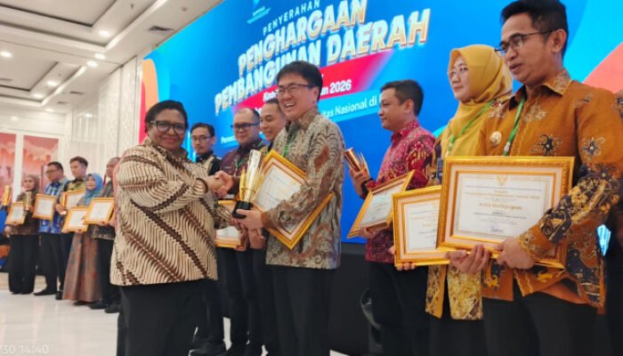 Ukir Prestasi Nasional, Kepemimpinan AA-RS Bawa Kota Manado Raih Penghargaan Terbaik II Kualitas Pembangunan