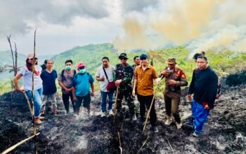 8 Jam Menembus Lereng Gunung Awu, Bupati Pantau Langsung Lima Titik Api