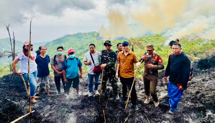 8 Jam Menembus Lereng Gunung Awu, Bupati Pantau Langsung Lima Titik Api