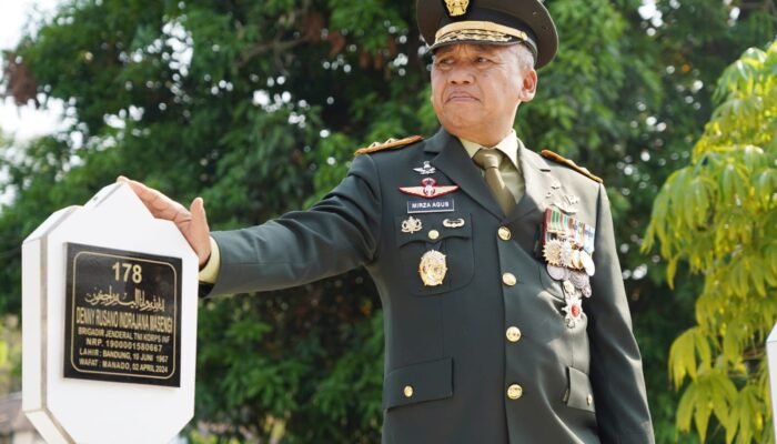 Peringati HUT ke-81 TNI, Pangdam XIII/Merdeka Ziarah ke TMP Kairagi hingga Berdoa di Makam Mantan Gubernur dan Sahabat Akmil 1990