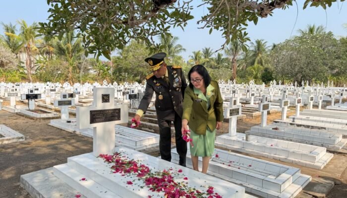 Peringati HUT ke-81 TNI, Danrem 131/Santiago Hadiri Ziarah Rombongan di TMP Manado