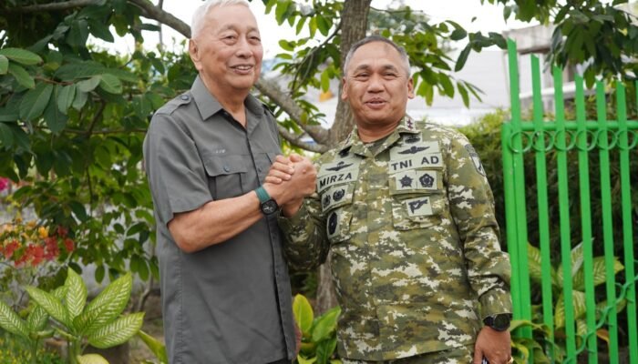 Pangdam XIII/Merdeka Anjangsana ke Kediaman Brigjen TNI (Purn) Rudolf Warouw Jelang HUT ke-81 TNI