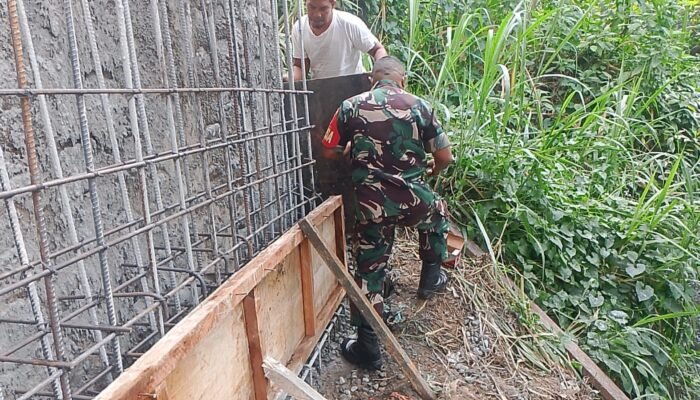 Di Tepi Sungai Katulidan, Babinsa dan Warga Gogagoman Pacu Pembangunan Jembatan Garuda