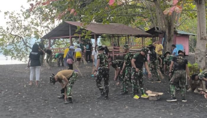 Yonif TP 916/Bara Sakti Gelar Jumat Bersih, Bersihkan Sampah di Pantai Kambahu