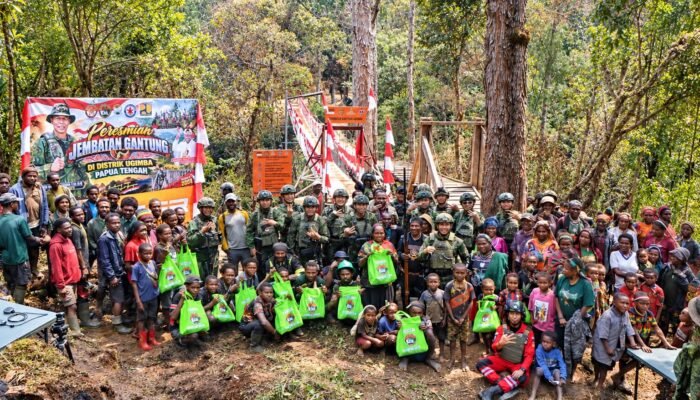 Satgas Mobile Yonif 713/Satya Tama Bersama VRI dan Warga Berhasil Bangun Jembatan Merah Putih di Pedalaman Papua