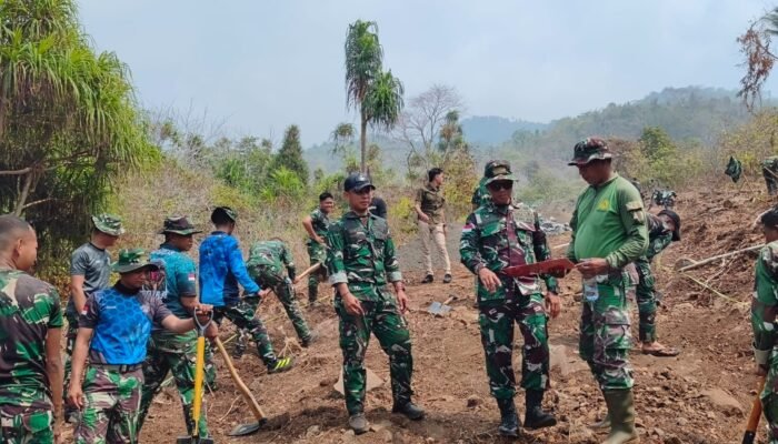 Pengerjaan Jalan TMMD ke-130, Dansatgas Turun Langsung Pantau Penggalian Pondasi