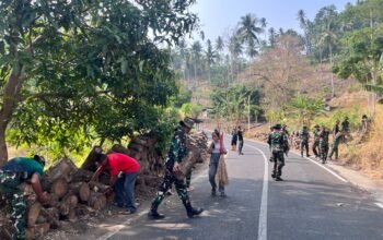 Jumat Bersih, Yonif TP 916/Bara Sakti Bersama Perangkat Kelurahan Makawidey dan Warga Rutin Gelar Karya Bakti