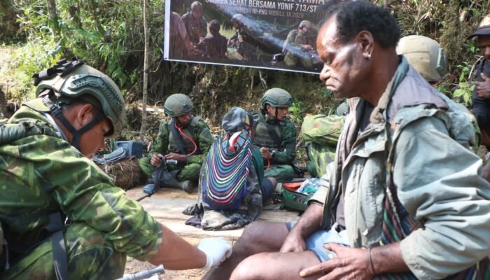 Satgas Mobile Yonif 713/Satya Tama Gelar Pengobatan Gratis untuk Warga Ugimba