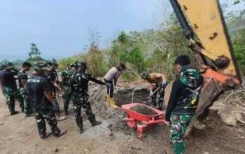 Semangat Gotong Royong Warnai Pengerjaan Jalan Rabat Beton TMMD ke-130 Kodim 1301/Sangihe di Sitaro