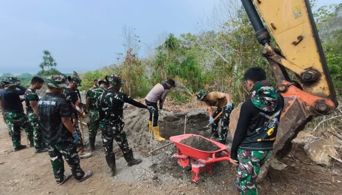 Semangat Gotong Royong Warnai Pengerjaan Jalan Rabat Beton TMMD ke-130 Kodim 1301/Sangihe di Sitaro