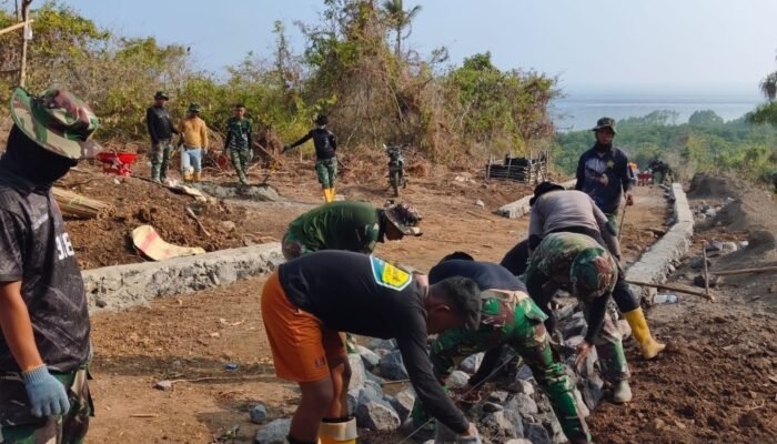 Sinergi Lintas Matra, Satgas TMMD ke-130 Kodim 1301/Sangihe Kebut Rabat Beton di Kampung Tanaki
