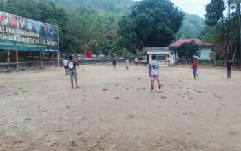 Satgas TMMD ke-130 Kodim 1301/Sangihe dan Pemuda Tanaki Pererat Kebersamaan Lewat Sepak Bola