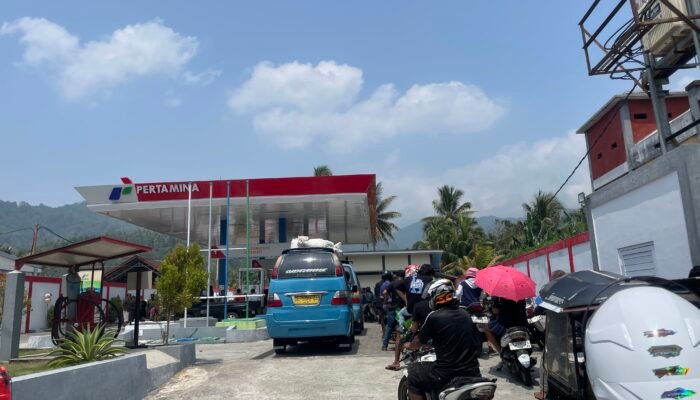 Antrean BBM di SPBU Manganitu, Personil Polsek Lakukan Pengamanan